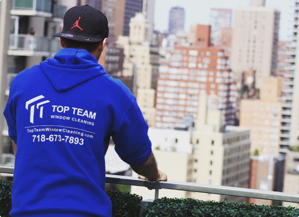 Top Team window cleaning employee working high-rise